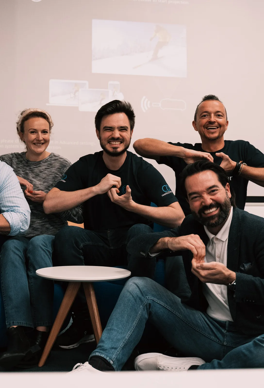 Speaker-Team einer Corporate Fuckup Night, lachend beim gemeinsamen Handzeichen